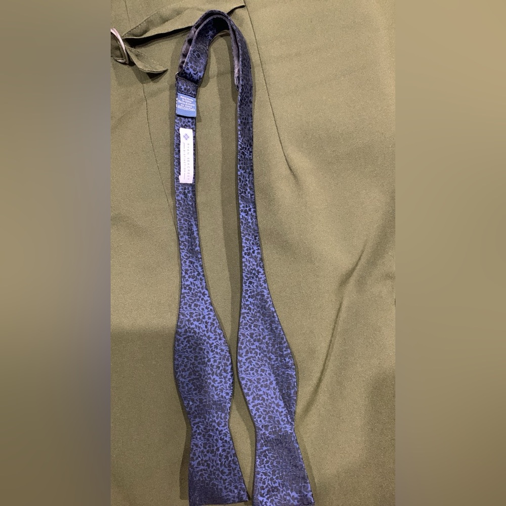 Ryan Seacrest deep blue bow tie with black florals